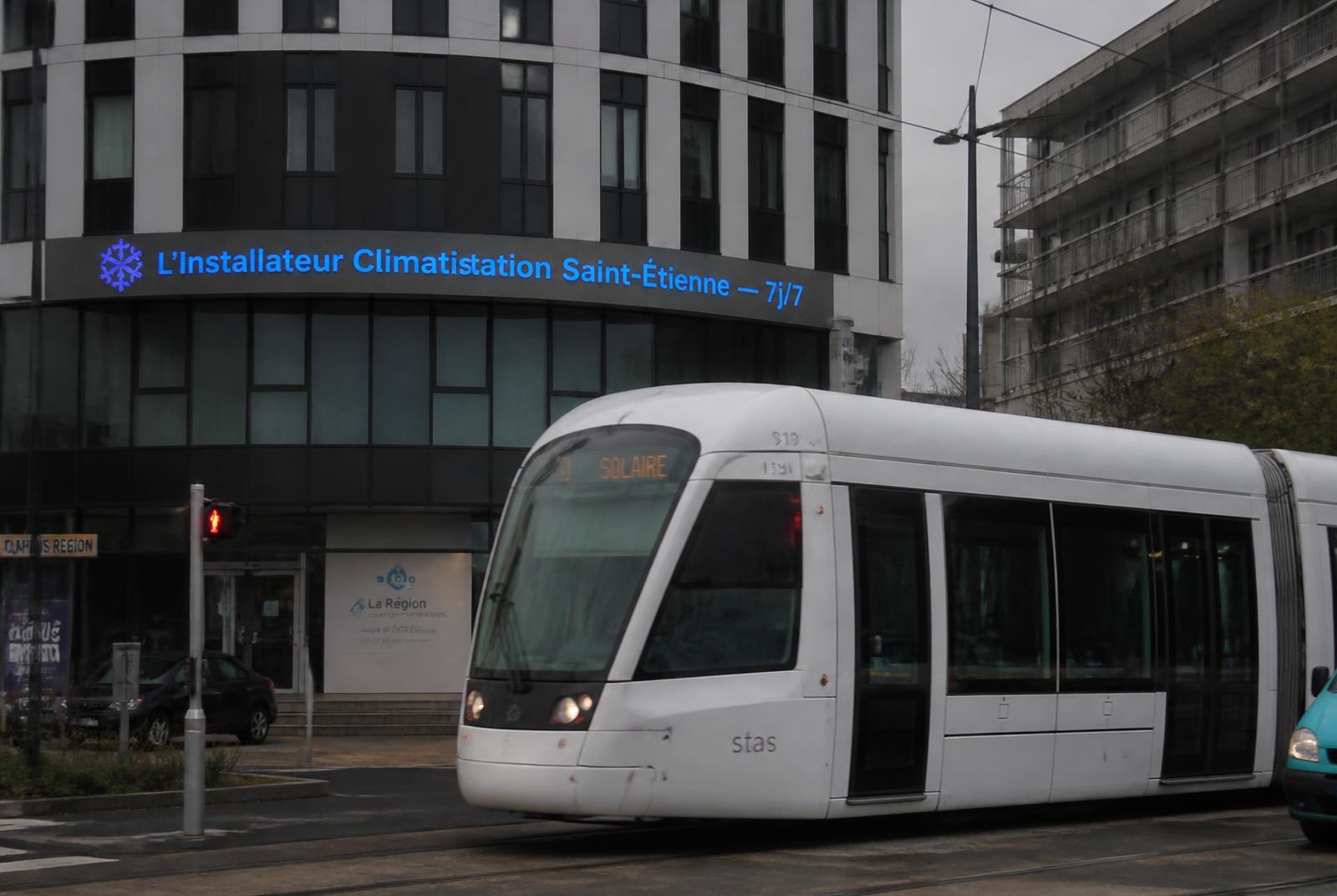 Tramway STAS passant devant l'agence climatisation de Saint-Étienne